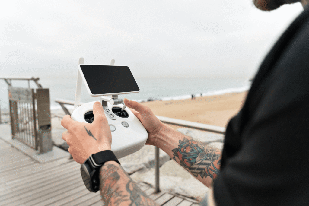 Formateur pilotant un drone en extérieur